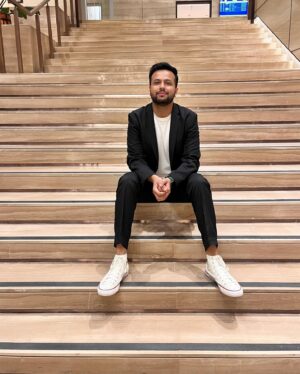 Sapan Verma Instagram - suits up once a month to compensate for wearing shorts and flip flops every day

Also December tour is now live, see you at the shows ✌🏻