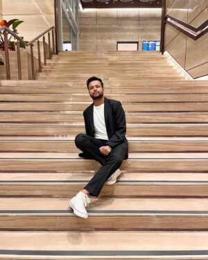 Sapan Verma Instagram - suits up once a month to compensate for wearing shorts and flip flops every day

Also December tour is now live, see you at the shows ✌🏻