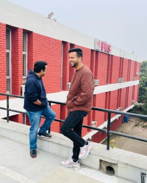 Sapan Verma Instagram - One cold January morning, @randomvarun took me to FMS, we walked around Delhi University and ate some amazing food! ☺️
Video is now out on YouTube, link is in the bio. Please go and enjoy it over the weekend 🤜🏻🤛🏻