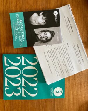 Sara Barros Leitão Instagram - Memórias de uma viagem a Barcelona para encenar uma leitura de um texto que escrevi para o Teatro Nacional da Catalunha. 

Este ano, foi Portugal o país escolhido pelo Teatro Nacional da Catalunha para se apresentar na Dramaturgia Emergente Europeia. Passei uma semana em Barcelona, guiada pela mão conhecedora do Manuel Tur, que encenou uma leitura do texto da Joana Craveiro, "Viagem a Portugal", enquanto eu encenava uma leitura do texto que escrevi propositadamente para este momento, "Regras para um beijo". É difícil descrever o quão bem recebidos fomos. Tínhamos um palco e uma equipa à nossa espera, e pudemos criar as leituras à escala do que éramos capazes de imaginar. Não fomos comedidos no amor que entregámos aos nossos atores, que confiaram em nós, na nossa direção e, no meu caso, que gentilmente me ofereceram a oportunidade de ouvir pela primeira vez o meu texto nas vozes de outros. Assim como entregámos parte do nosso coração e da nossa gratidão a toda a equipa que nos acolheu, que nos escutou, que assistiu atentamente a todos os ensaios, que imaginou soluções e antecipou problemas. O companheirismo, dedicação e rigor do Adrià Pinar foi essencial. Entrou nas nossas cabeças e transformou em luz, som e cenário a forma das nossas ideias. 

A par disso, há mais uma coleção de fotografias que não partilho aqui, mas que me acompanharão na memória de uma viagem maravilhosa. Visitámos a Sala Beckett, vimos um espetáculo brilhante no Teatre Lliure, comemos muito Ramen, batatas bravas e anchovas, vimos uma exposição sobre o SAAL e sobre processos semelhantes em Espanha e Itália nos pós-didaturas, caminhámos muito, fomos legalmente assaltados quando descobrimos o preço do brunch que acabáramos de comer, comprámos livros de teatro, conversámos sobre teatro e sobre a vida, aprendi palavras em catalão e ensinei palavras em português.

E tive muita sorte de poder partilhar toda esta experiência com o Manel, com quem aprendi sem que ele soubesse, enquanto o via a trabalhar, a encenar, a dirigir e a criar. 

O meu texto imaginava o que os fantasmas faziam nos teatros vazios. Mas é mesmo bom quando podemos chateá-los e preencher os teatros de pessoas e ideias.