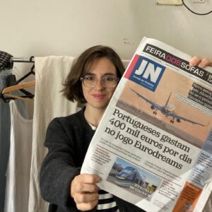 Sara Barros Leitão Instagram - Hoje, estreio um espetáculo que andamos a construir há longos meses. As notícias e entrevistas sobre o nosso trabalho têm saído em jornais, revistas, rádio, blogues e televisões. Temos tido o privilégio de receber nos nossos ensaios muitos jornalistas que se disponibilizam a assistir ao ensaio corrido, que dura cerca de 1h40. Depois, ainda ficamos a conversar e a ser entrevistados até ao final do turno de trabalho. 
Daí surgem perguntas pertinentes, observações que nos inquietam e nos desafiam. E tudo resulta em trabalhos sérios e bem escritos, a que os leitores, ouvintes ou espectadores vão poder ter acesso. Para tudo isto é preciso tempo, estabilidade laboral, tempo, condições de trabalho, tempo, ordenados, tempo, tempo.
O espetáculo que vamos estrear dentro de algumas horas é sobre os 50 anos da democracia portuguesa, a partir da lente da Assembleia da República. Mas não há democracia sem jornalismo. Um jornalismo que se quer livre, atento, que escrutine, que pense e nos faça pensar. 

Na minha mão, está a edição de ontem do Jornal de Notícias. Na edição de hoje, nenhum leitor pôde saber que este espetáculo estreava em Viana do Castelo porque, pela primeira vez em 35 anos, o JN não foi para as bancas. 

A intenção anunciada pela Administração é de um despedimento coletivo a afetar 40 trabalhadores, cerca de metade da Redação do Jornal de Notícias. O JN é um jornal centenário, diário e nacional, feito há 135 anos a partir do Porto para o país. A ameaça que o JN vive pode representar o fim do jornal como hoje o conhecemos e significará a perda de representatividade de uma cidade e região.

Hoje, em dia de estreia, solidarizo-me com todos os trabalhadores deste jornal que estão em greve, na esperança que, em breve, possamos voltar a ter informação nacional e regional nas suas páginas.
