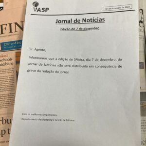 Sara Barros Leitão Instagram - Hoje, estreio um espetáculo que andamos a construir há longos meses. As notícias e entrevistas sobre o nosso trabalho têm saído em jornais, revistas, rádio, blogues e televisões. Temos tido o privilégio de receber nos nossos ensaios muitos jornalistas que se disponibilizam a assistir ao ensaio corrido, que dura cerca de 1h40. Depois, ainda ficamos a conversar e a ser entrevistados até ao final do turno de trabalho. 
Daí surgem perguntas pertinentes, observações que nos inquietam e nos desafiam. E tudo resulta em trabalhos sérios e bem escritos, a que os leitores, ouvintes ou espectadores vão poder ter acesso. Para tudo isto é preciso tempo, estabilidade laboral, tempo, condições de trabalho, tempo, ordenados, tempo, tempo.
O espetáculo que vamos estrear dentro de algumas horas é sobre os 50 anos da democracia portuguesa, a partir da lente da Assembleia da República. Mas não há democracia sem jornalismo. Um jornalismo que se quer livre, atento, que escrutine, que pense e nos faça pensar. 

Na minha mão, está a edição de ontem do Jornal de Notícias. Na edição de hoje, nenhum leitor pôde saber que este espetáculo estreava em Viana do Castelo porque, pela primeira vez em 35 anos, o JN não foi para as bancas. 

A intenção anunciada pela Administração é de um despedimento coletivo a afetar 40 trabalhadores, cerca de metade da Redação do Jornal de Notícias. O JN é um jornal centenário, diário e nacional, feito há 135 anos a partir do Porto para o país. A ameaça que o JN vive pode representar o fim do jornal como hoje o conhecemos e significará a perda de representatividade de uma cidade e região.

Hoje, em dia de estreia, solidarizo-me com todos os trabalhadores deste jornal que estão em greve, na esperança que, em breve, possamos voltar a ter informação nacional e regional nas suas páginas.