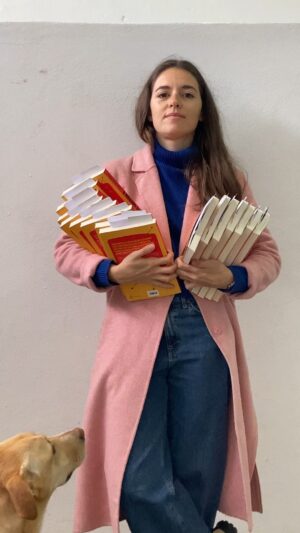 Sara Barros Leitão Instagram - Quando criei a @cassandraestrutura tinha vontade de duas coisas: fazer um espetáculo que pudesse circular muito e fazê-lo muitas vezes, e criar um clube do livro que juntasse pessoas desconhecidas que pudessem conversar sobre livros. 
Hoje, tudo se junta. Faço pela 40ª vez o "Monólogo de uma mulher chamada Maria com a sua patroa" e as Heróides - clube do livro feminista está na terceira edição. Sendo que, este ano, algumas editoras dos livros que escolhemos juntaram-se a nós e isso permitiu-nos fazer coisas como a que está a acontecer hoje um pouco por todo o país: livros espalhados nas cidades. 
Até agora já deixámos livros em Mafra, Cascais, Coimbra, Guarda, Porto e Ovar. Amanhã vamos continuar a espalhá-los. Segue a página da Cassandra para ver se encontras algum, junta-te ao clube do livro, encontra-nos no fim dos espetáculos para conversarmos sobre eles... Andamos por aí. Vem também. 

As inscrições para a próxima sessão das Heróides - clube do livro feminista estão abertas em www.cassandra.pt/heroides 
A participação é gratuita. Se não conseguires ler o livro, não faz mal. Vem escutar e partilhar. 

Obrigada também à @quetzaleditores por se tornar parceira deste mês e nos permitir fazer uma coisa tão linda como deixar livros espalhados nas ruas.