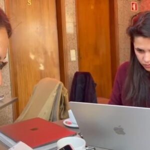 Sara Barros Leitão Instagram - Quando perguntámos às fundadoras do Sindicato do Serviço Doméstico nos anos 70 se tinham cadernos de memórias sobre esse tempo, responderam-nos que na altura elas estavam era preocupadas em fazer, não em escrever sobre o que faziam. 
Acrescentaram que, para além de todo o trabalho de criar um sindicato só de mulheres e uma cooperativa de serviços domésticos, ocupando três prédios, ainda tinham o trabalho doméstico na casa dos outros, e, depois, no fim do dia, na sua própria casa. 
Isso talvez ajude a explicar porque é que as enormes mobilizações encabeçadas por mulheres ao longo dos anos estejam tão pouco documentadas quando comparadas com quem tinha acesso a papel, caneta e tempo para escrever. 

Durante o processo de criação de "Monólogo de uma mulher chamada Maria com a sua patroa" mergulhámos num arquivo sem fim sobre esta história de trabalho. Passámos muito tempo nos arquivos da CGTP, e encontrámos pistas que nos levaram a outras mulheres. Pegámos no carro e fomos ao Alentejo encontrar-nos com a Conceição, fundadora do Sindicato, apanhámos comboios e fomos a Lisboa conhecer a Liev, companheira de tantas lutas. Não satisfeitas, mesmo depois de estreado o espetáculo, continuamos. Já apanhámos aviões para conhecer outras mulheres que nos abriram os seus arquivos, malas cheias de fotografias, pastas com antigos cartazes, folhas soltas com notas de reuniões. 
Há um ano, inaugurámos a exposição "Mulheres todos os dias - uma exposição sobre o Sindicato do Serviço Doméstico", no Porto. Agora, voltamos a ela e a estes materiais para inaugurar um novo olhar na Gafanha da Nazaré, na Fábrica das Ideias. 

Sabíamos que tinha havido uma delegação em Aveiro que tinha tido muita força. Em cartas, encontrámos moradas e números de telefone. Há umas semanas, durante uma reunião de produção, resolvemos acrescentar a um dos números daquele papel amarelecido pelo tempo o indicativo da área. E foi assim, subitamente, que entrámos em contacto com mais umas quantas mulheres, antigas trabalhadoras domésticas e sindicalistas. 
Este sábado, às 18h, estarão todas numa conversa aberta no foyer da Fábrica das Ideias, antes da inauguração, às 19h. 
Apareçam e tragam outra amiga também!