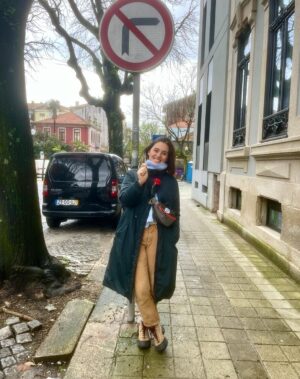 Sara Barros Leitão Instagram - "Elas dobraram em quatro um papel que levava dentro uma cruzinha laboriosa." 

Revolução e Mulheres, Maria Velho da Costa.
