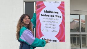 Sara Barros Leitão Instagram - Quando perguntámos às fundadoras do Sindicato do Serviço Doméstico nos anos 70 se tinham cadernos de memórias sobre esse tempo, responderam-nos que na altura elas estavam era preocupadas em fazer, não em escrever sobre o que faziam. 
Acrescentaram que, para além de todo o trabalho de criar um sindicato só de mulheres e uma cooperativa de serviços domésticos, ocupando três prédios, ainda tinham o trabalho doméstico na casa dos outros, e, depois, no fim do dia, na sua própria casa. 
Isso talvez ajude a explicar porque é que as enormes mobilizações encabeçadas por mulheres ao longo dos anos estejam tão pouco documentadas quando comparadas com quem tinha acesso a papel, caneta e tempo para escrever. 

Durante o processo de criação de "Monólogo de uma mulher chamada Maria com a sua patroa" mergulhámos num arquivo sem fim sobre esta história de trabalho. Passámos muito tempo nos arquivos da CGTP, e encontrámos pistas que nos levaram a outras mulheres. Pegámos no carro e fomos ao Alentejo encontrar-nos com a Conceição, fundadora do Sindicato, apanhámos comboios e fomos a Lisboa conhecer a Liev, companheira de tantas lutas. Não satisfeitas, mesmo depois de estreado o espetáculo, continuamos. Já apanhámos aviões para conhecer outras mulheres que nos abriram os seus arquivos, malas cheias de fotografias, pastas com antigos cartazes, folhas soltas com notas de reuniões. 
Há um ano, inaugurámos a exposição "Mulheres todos os dias - uma exposição sobre o Sindicato do Serviço Doméstico", no Porto. Agora, voltamos a ela e a estes materiais para inaugurar um novo olhar na Gafanha da Nazaré, na Fábrica das Ideias. 

Sabíamos que tinha havido uma delegação em Aveiro que tinha tido muita força. Em cartas, encontrámos moradas e números de telefone. Há umas semanas, durante uma reunião de produção, resolvemos acrescentar a um dos números daquele papel amarelecido pelo tempo o indicativo da área. E foi assim, subitamente, que entrámos em contacto com mais umas quantas mulheres, antigas trabalhadoras domésticas e sindicalistas. 
Este sábado, às 18h, estarão todas numa conversa aberta no foyer da Fábrica das Ideias, antes da inauguração, às 19h. 
Apareçam e tragam outra amiga também!