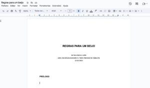 Sara Barros Leitão Instagram - Faz agora um ano que chegava o prazo de entrega de uma peça que me tinha comprometido a escrever para uma leitura encenada no Teatro Nacional da Catalunha. Demorei meses a começar. Cada mês que passava sem ter aberto o word para escrever a primeira palavra, sentia-me uma fraude, e foi na semana da sua entrega que consegui começar a escrevê-la. Claro que falhei todos os prazos. Multipliquei-me em emails de desculpa: à equipa de Barcelona, que há muito esperava pelo texto, ao tradutor, que via o tempo de tradução para catalão cada vez mais reduzido, e à equipa do Teatro Nacional São João, responsável por este intercâmbio de dramaturgos e encenadores portugueses e catalães. Felizmente, todos compreenderam que nem sempre conseguimos controlar tempos de escrita, do impulso, da criação. E, pelo respeito e tranquilidade que me deram, fui capaz de escrever uma peça de que gosto mesmo muito.
Foi também a primeira vez que escrevi uma peça sem estar numa sala de ensaio com os atores à minha frente. Nunca imaginei escrever uma peça sozinha, apenas com a minha cabeça, as minhas mãos e a minha imaginação. Sempre precisei de investigações, entrevistas, documentos, pessoas, atores, equipas criativas que me desafiassem e para as quais escrevia novas páginas a cada dia de ensaio. Isto foi uma total novidade para mim: escrever no vazio. Talvez por isso tenha acabado por escrever uma peça para fantasmas.
Recentemente, fui convidada pelas Leituras no Mosteiro a levar um texto da minha autoria e escolhi aquele que andava a escrever há exactamente um ano, e que nunca foi lido em português.
Estarei muito bem acompanhada por duas mulheres que admiro - Sara Inês Gigante e Mariana Dixe, que também terão os seus textos a ser lidos por quem quiser aparecer. Estou curiosa para ouvi-los e para conhecer as histórias entre a primeira ideia que tiveram e o momento em que o texto sai pela ponta dos dedos.
É já amanhã, dia 19, às 19h, no Mosteiro São Bento da Vitória, no Porto. A entrada é gratuita.