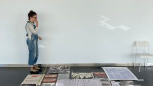Sara Barros Leitão Instagram - Quando perguntámos às fundadoras do Sindicato do Serviço Doméstico nos anos 70 se tinham cadernos de memórias sobre esse tempo, responderam-nos que na altura elas estavam era preocupadas em fazer, não em escrever sobre o que faziam. 
Acrescentaram que, para além de todo o trabalho de criar um sindicato só de mulheres e uma cooperativa de serviços domésticos, ocupando três prédios, ainda tinham o trabalho doméstico na casa dos outros, e, depois, no fim do dia, na sua própria casa. 
Isso talvez ajude a explicar porque é que as enormes mobilizações encabeçadas por mulheres ao longo dos anos estejam tão pouco documentadas quando comparadas com quem tinha acesso a papel, caneta e tempo para escrever. 

Durante o processo de criação de "Monólogo de uma mulher chamada Maria com a sua patroa" mergulhámos num arquivo sem fim sobre esta história de trabalho. Passámos muito tempo nos arquivos da CGTP, e encontrámos pistas que nos levaram a outras mulheres. Pegámos no carro e fomos ao Alentejo encontrar-nos com a Conceição, fundadora do Sindicato, apanhámos comboios e fomos a Lisboa conhecer a Liev, companheira de tantas lutas. Não satisfeitas, mesmo depois de estreado o espetáculo, continuamos. Já apanhámos aviões para conhecer outras mulheres que nos abriram os seus arquivos, malas cheias de fotografias, pastas com antigos cartazes, folhas soltas com notas de reuniões. 
Há um ano, inaugurámos a exposição "Mulheres todos os dias - uma exposição sobre o Sindicato do Serviço Doméstico", no Porto. Agora, voltamos a ela e a estes materiais para inaugurar um novo olhar na Gafanha da Nazaré, na Fábrica das Ideias. 

Sabíamos que tinha havido uma delegação em Aveiro que tinha tido muita força. Em cartas, encontrámos moradas e números de telefone. Há umas semanas, durante uma reunião de produção, resolvemos acrescentar a um dos números daquele papel amarelecido pelo tempo o indicativo da área. E foi assim, subitamente, que entrámos em contacto com mais umas quantas mulheres, antigas trabalhadoras domésticas e sindicalistas. 
Este sábado, às 18h, estarão todas numa conversa aberta no foyer da Fábrica das Ideias, antes da inauguração, às 19h. 
Apareçam e tragam outra amiga também!
