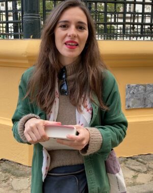 Sara Barros Leitão Instagram - É com algum esforço que me obrigo a vir às redes sociais publicar algumas coisas. A vida que acontece à nossa frente é demasiado interessante para me perder por aqui. No entanto, sei que a parte boa destes canais é poder dar a conhecer a mais pessoas os projetos entusiasmantes e desafiantes que vão existindo. 
Criei as Heróides - clube do livro feminista em 2021 e ainda hoje me surpreendo com o alcance que o projecto tem. A ideia é tão simples como juntar pessoas a ler o mesmo livro durante um mês, e depois conversar sobre e a partir dele no último sábado. Têm sido centenas as pessoas que têm passado pelas Heróides nos últimos três anos. Dali, têm saído amizades, romances, novas comunidades de leitores e de espectadores. 
Uma das coisas que vamos fazendo e que acontece na vida real -precisamente para desafiar pessoas desconhecidas nos seus percursos diários - é, de vez em quando, distribuir dezenas de livros, gratuitamente, pelas ruas das cidades. 
Cada livro tem dentro uma carta, cujo envelope diz: "Este livro é para ti". 
Durante este fim de semana apareceram livros em Angra do Heroísmo, Esposende, Fundão, Ponta Delgada, Matosinhos, Gafanha da Nazaré, Porto... 

Agradeço a todas as pessoas que todos os meses se inscrevem nas sessões, lêem (ou não) os livros, (por exemplo, eu ainda não acabei o livro deste mês, nem vou acabar a tempo da sessão!), e que me fazem acreditar que ainda há lugar neste mundo para o encontro de desconhecidos, ainda é possível dialogar com opiniões contrárias às nossas, ainda é possível mudar de opinião, tornarmo-nos melhores por escutarmos o que desconhecíamos. 
Agradeço também às editoras que este ano se tornaram parceiras deste clube, ao oferecem-nos alguns exemplares para os podermos distribuir pelas ruas do país. 

Se te apetecer juntar-te, inscreve-te na próxima sessão que acontece já no dia 25 de fevereiro, das 11h às 13h, no Zoom. O tema da sessão será a justiça climática, e quem melhor do que uma jovem ativista pelo clima, Catarina Viegas, que acredita na mudança social através dos movimentos colectivos, sendo ela membro da Climáximo, para ser a nossa convidada e nos provocar o pensamento e o sentido crítico? 
Aparece!