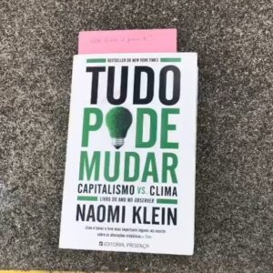 Sara Barros Leitão Instagram - É com algum esforço que me obrigo a vir às redes sociais publicar algumas coisas. A vida que acontece à nossa frente é demasiado interessante para me perder por aqui. No entanto, sei que a parte boa destes canais é poder dar a conhecer a mais pessoas os projetos entusiasmantes e desafiantes que vão existindo. 
Criei as Heróides - clube do livro feminista em 2021 e ainda hoje me surpreendo com o alcance que o projecto tem. A ideia é tão simples como juntar pessoas a ler o mesmo livro durante um mês, e depois conversar sobre e a partir dele no último sábado. Têm sido centenas as pessoas que têm passado pelas Heróides nos últimos três anos. Dali, têm saído amizades, romances, novas comunidades de leitores e de espectadores. 
Uma das coisas que vamos fazendo e que acontece na vida real -precisamente para desafiar pessoas desconhecidas nos seus percursos diários - é, de vez em quando, distribuir dezenas de livros, gratuitamente, pelas ruas das cidades. 
Cada livro tem dentro uma carta, cujo envelope diz: "Este livro é para ti". 
Durante este fim de semana apareceram livros em Angra do Heroísmo, Esposende, Fundão, Ponta Delgada, Matosinhos, Gafanha da Nazaré, Porto... 

Agradeço a todas as pessoas que todos os meses se inscrevem nas sessões, lêem (ou não) os livros, (por exemplo, eu ainda não acabei o livro deste mês, nem vou acabar a tempo da sessão!), e que me fazem acreditar que ainda há lugar neste mundo para o encontro de desconhecidos, ainda é possível dialogar com opiniões contrárias às nossas, ainda é possível mudar de opinião, tornarmo-nos melhores por escutarmos o que desconhecíamos. 
Agradeço também às editoras que este ano se tornaram parceiras deste clube, ao oferecem-nos alguns exemplares para os podermos distribuir pelas ruas do país. 

Se te apetecer juntar-te, inscreve-te na próxima sessão que acontece já no dia 25 de fevereiro, das 11h às 13h, no Zoom. O tema da sessão será a justiça climática, e quem melhor do que uma jovem ativista pelo clima, Catarina Viegas, que acredita na mudança social através dos movimentos colectivos, sendo ela membro da Climáximo, para ser a nossa convidada e nos provocar o pensamento e o sentido crítico? 
Aparece!