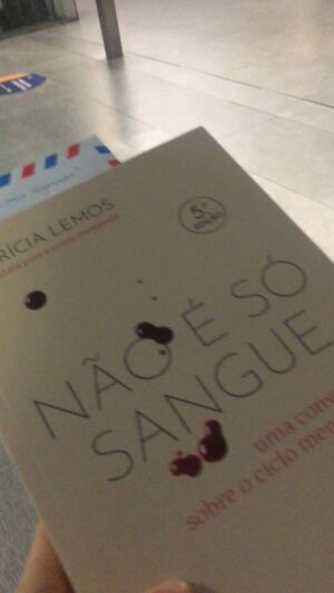 Sara Barros Leitão Instagram - Hoje, dez cidades do país acordaram com livros espalhados nas ruas, no metro, no comboio, nos bancos de jardim. 
Desde criança que sonhava fazer uma coisa destas. Assim como desde criança queria pertencer a um clube do livro. 
Este mês, arrancamos a terceira edição das Heróides - clube do livro feminista, que é exactamente tudo o que imaginei. 
Nos últimos dois anos, centenas de pessoas foram-se juntado para ler um livro por mês. Há quem esteja desde o início, e há quem participe só em algumas sessões. Ao longo destes meses, houve livros que me surpreenderam, livros que nunca leria de outra maneira, porque, à partida, não teriam nada a ver comigo. Houve livros que não consegui acabar, e outros em que nem consegui começar. Este clube também me tem ensinado a aceitar que não consigo fazer tudo o que quero e a que me proponho. 
O mais bonito em todas as sessões é que o livro é um pretexto para dezenas de pessoas se encontrarem e conversarem. É um lugar onde podemos dizer que não gostamos de ler certo livro, que não puxou por nós, que a escrita nos pareceu difícil, ao mesmo tempo que há quem diga que leu de um só fôlego e que transformou a sua vida. As Heróides são um lugar onde podemos discordar, aprender a ouvir e aceitar outros argumentos. É sobre encontrarmos experiências que não conhecemos e tentar compreender o desconhecido. 

Este ano, graças à parceria com algumas editoras, vamos poder ter dias em que espalhamos livros pelo país, sem pedir nada em troca. Quem estiver a passar, pode pegar nele. Pode juntar-se ao clube, ou não. Pode lê-lo, ou oferecê-lo a outra pessoa que julgue que vai gostar. 
São livros em que podes tropeçar, e que te podem surpreender no teu quotidiano. 

O livro que andamos a ler este mês é "Não é só sangue", de Patrícia Lemos, editado pela @penguinlivros . 
Quando o li pela primeira vez, apeteceu-me falar dele a toda a gente. Descobri coisas sobre o meu corpo, a minha menstruação, o meu sangue, os meus ciclos, o meu humor, a minha sexualidade, E compreendi coisas sobre pessoas à minha volta, que nunca tinha compreendido antes. 
Que bom que, finalmente, a sessão está a chegar, e falar sobre ele com mais gente será uma realidade!