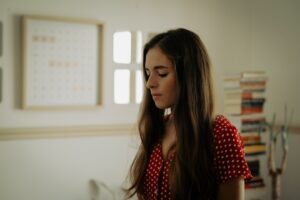 Sara Barros Leitão Instagram - Eu tenho dois amores, muito parecidos, mas não totalmente iguais. Têm três anos de diferença, e este fim de semana volto a ambos, em dias seguidos. 
Um é em tons de amarelo, outro em tons de vermelho, ambos foram escritos, encenados e interpretados por mim, e são dois monólogos que partiram de um longo mergulho em arquivos, cartas, entrevistas e documentos. Os temas não podiam ser mais distintos, no primeiro, o ponto de partida é o arquivo do Teatro Experimental do Porto. No segundo, o arquivo da criação do Sindicato do Serviço Doméstico. 
Ainda assim, quem vir ambos, poderá encontrar semelhanças na escrita, na encenação, no tom da interpretação e no enamoramento pelos documentos. Afinal, tudo isto faz parte de um caminho que vou descobrindo sobre o fazer teatro. Se ainda não viste nenhum destes espetáculos e se te entusiasma este jogo de "encontre as semelhanças", aproveita agora. A "Teoria das Três Idades" está esta noite, dia 23 de junho, no Cineteatro Alba, em Albergaria-a-Velha (e será, muito provavelmente a última vez que faço este espetáculo), e o "Monólogo de uma mulher chamada Maria com a sua patroa" está amanhã, dia 24 de junho no Teatro Sephens, na Marinha Grande. Para ambos, ainda há bilhetes. 

E, se nos últimos anos me tenho dedicado quase na totalidade ao teatro, toda a grande história de amor não vive sem um bom romance paralelo. Assim, de vez em quando, tenho feito umas escapadelas pelo cinema, e, ainda este fim de semana será exibida a curta-metragem "Das Duas Uma", de Bernardo Gomes de Almeida no FEST Film Festival, no Casino de Espinho, 25 de Junho, às 16h45. 

Três dias, três projetos, três cidades. 
Para o ano, não há São João que me fuja, que vou ter de festejar em triplicado!
