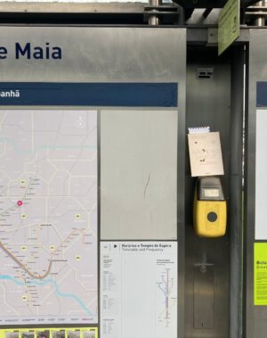 Sara Barros Leitão Instagram - Hoje, dez cidades do país acordaram com livros espalhados nas ruas, no metro, no comboio, nos bancos de jardim. 
Desde criança que sonhava fazer uma coisa destas. Assim como desde criança queria pertencer a um clube do livro. 
Este mês, arrancamos a terceira edição das Heróides - clube do livro feminista, que é exactamente tudo o que imaginei. 
Nos últimos dois anos, centenas de pessoas foram-se juntado para ler um livro por mês. Há quem esteja desde o início, e há quem participe só em algumas sessões. Ao longo destes meses, houve livros que me surpreenderam, livros que nunca leria de outra maneira, porque, à partida, não teriam nada a ver comigo. Houve livros que não consegui acabar, e outros em que nem consegui começar. Este clube também me tem ensinado a aceitar que não consigo fazer tudo o que quero e a que me proponho. 
O mais bonito em todas as sessões é que o livro é um pretexto para dezenas de pessoas se encontrarem e conversarem. É um lugar onde podemos dizer que não gostamos de ler certo livro, que não puxou por nós, que a escrita nos pareceu difícil, ao mesmo tempo que há quem diga que leu de um só fôlego e que transformou a sua vida. As Heróides são um lugar onde podemos discordar, aprender a ouvir e aceitar outros argumentos. É sobre encontrarmos experiências que não conhecemos e tentar compreender o desconhecido. 

Este ano, graças à parceria com algumas editoras, vamos poder ter dias em que espalhamos livros pelo país, sem pedir nada em troca. Quem estiver a passar, pode pegar nele. Pode juntar-se ao clube, ou não. Pode lê-lo, ou oferecê-lo a outra pessoa que julgue que vai gostar. 
São livros em que podes tropeçar, e que te podem surpreender no teu quotidiano. 

O livro que andamos a ler este mês é "Não é só sangue", de Patrícia Lemos, editado pela @penguinlivros . 
Quando o li pela primeira vez, apeteceu-me falar dele a toda a gente. Descobri coisas sobre o meu corpo, a minha menstruação, o meu sangue, os meus ciclos, o meu humor, a minha sexualidade, E compreendi coisas sobre pessoas à minha volta, que nunca tinha compreendido antes. 
Que bom que, finalmente, a sessão está a chegar, e falar sobre ele com mais gente será uma realidade!
