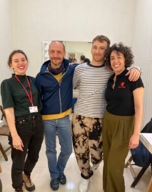 Sara Barros Leitão Instagram - Memórias de uma viagem a Barcelona para encenar uma leitura de um texto que escrevi para o Teatro Nacional da Catalunha. 

Este ano, foi Portugal o país escolhido pelo Teatro Nacional da Catalunha para se apresentar na Dramaturgia Emergente Europeia. Passei uma semana em Barcelona, guiada pela mão conhecedora do Manuel Tur, que encenou uma leitura do texto da Joana Craveiro, "Viagem a Portugal", enquanto eu encenava uma leitura do texto que escrevi propositadamente para este momento, "Regras para um beijo". É difícil descrever o quão bem recebidos fomos. Tínhamos um palco e uma equipa à nossa espera, e pudemos criar as leituras à escala do que éramos capazes de imaginar. Não fomos comedidos no amor que entregámos aos nossos atores, que confiaram em nós, na nossa direção e, no meu caso, que gentilmente me ofereceram a oportunidade de ouvir pela primeira vez o meu texto nas vozes de outros. Assim como entregámos parte do nosso coração e da nossa gratidão a toda a equipa que nos acolheu, que nos escutou, que assistiu atentamente a todos os ensaios, que imaginou soluções e antecipou problemas. O companheirismo, dedicação e rigor do Adrià Pinar foi essencial. Entrou nas nossas cabeças e transformou em luz, som e cenário a forma das nossas ideias. 

A par disso, há mais uma coleção de fotografias que não partilho aqui, mas que me acompanharão na memória de uma viagem maravilhosa. Visitámos a Sala Beckett, vimos um espetáculo brilhante no Teatre Lliure, comemos muito Ramen, batatas bravas e anchovas, vimos uma exposição sobre o SAAL e sobre processos semelhantes em Espanha e Itália nos pós-didaturas, caminhámos muito, fomos legalmente assaltados quando descobrimos o preço do brunch que acabáramos de comer, comprámos livros de teatro, conversámos sobre teatro e sobre a vida, aprendi palavras em catalão e ensinei palavras em português.

E tive muita sorte de poder partilhar toda esta experiência com o Manel, com quem aprendi sem que ele soubesse, enquanto o via a trabalhar, a encenar, a dirigir e a criar. 

O meu texto imaginava o que os fantasmas faziam nos teatros vazios. Mas é mesmo bom quando podemos chateá-los e preencher os teatros de pessoas e ideias.