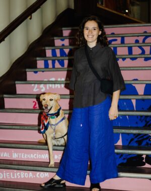 Sara Barros Leitão Instagram - O filme "O Melhor dos Mundos", de Rita Nunes, teve a sua estreia ontem no Indie Lisboa, na competição nacional. 
Passado exactamente um ano e mês após o fim das rodagens, a equipa voltou a reencontrar-se no foyer do Cinema São Jorge. Foi uma noite muito linda, cheia de abraços, reencontros e conversas. 
O melhor dos mundos acontece também quando se junta um projecto do qual nos orgulhamos, uma equipa de que gostamos, e a possibilidade de ter ao meu lado a minha maior companheira, a Pandora, que não só partilha o ecrã comigo para contar esta história, como ontem teve direito à sua primeira estreia no cinema, onde não faltaram fotografias, festinhas e lambidelas às mãos que acabavam de comer um doce ou um salgado, tendo subido também ela ao palco, cheia de classe, e sem estranhar uma plateia praticamente esgotada, logo se deitou de perna cruzada, enfrentando com uma tranquilidade redentora as centenas de pessoas que para ela olhavam.

"O Melhor dos Mundos" será, de novo, exibido dia 1 de junho, às 21h45 no Cinema Ideal. Depois, é só esperar mais uns meses até o podermos ver nas salas de cinema de todo o país. 

A primeira fotografia é do @leandrophgomes, a segunda é do @bennygalmeida e a última é o cartaz do filme.