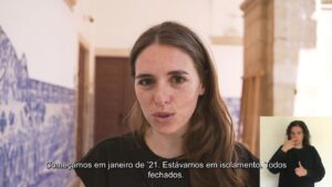 Sara Barros Leitão Instagram - Coisa linda é este clube do livro, que faz este mês 19 meses de existência, que junta centenas de pessoas todas as sessões, que junta gente do sul, do norte, das ilhas, do interior, do litoral, da diáspora e das férias! Às vezes, também se junta presencialmente, como aconteceu em Maio, em Torres Vedras. Foi uma espécie de Mesa Nacional das Heróides. Lemos em voz alta, partilhámos comida, conversámos e emprestámos protector solar e chapéus, sempre atentos/as/es para ver a pessoa que estava ao nosso lado estava confortável. 
Este sábado há nova sessão, desta vez, online. Mas em novembro, voltamos ao encontro presencial. Marquem na agenda este São Martinho dos livros feministas, que acontecerá dia 19. 
A parte melhor é que a participação é gratuita, e todas as sessões têm interpretação em Língua Gestual Portuguesa.