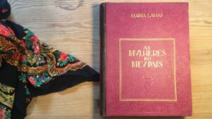 Sara Barros Leitão Instagram - Há livros que, incompreensivelmente, não são conhecidos. Um deles é "As Mulheres do Meu País", de Maria Lamas. É certo que, a dificuldade em encontrá-lo e o facto de não ser reeditado não contribuem. 
Há quem já tenha ouvido falar dele, mas nunca lhe tenha visto a forma. Há quem saiba que foi editado em fascículos, mas não faça ideia do tamanho, nem das fotografias e das ilustrações que tem. 
É este o livro de que tanto falamos. 
É um livro que faz um retrato das mulheres portuguesas que Maria Lamas encontrou quando viajou de norte, a sul e ilhas, de bloco de notas numa mão e máquina fotográfica na outra. 
Assim termina o parágrafo da introdução: "Assim foi escrito este livro, que é uma expressão de fraternal solidariedade com as mulheres do meu País. Se ele abalar a indiferença, ou antes, a ironia com que os portugueses usam encarar os problemas femininos, e alguém estender a mão, firmemente, às grandes sacrificadas, vítimas milenárias de erros milenários, que, apesar de tudo, continuam a ser as obreiras da vida, bem pequenos foram, afinal, os incalculáveis esforços, fadigas e obstáculos vencidos, que a sua publicação representa. - Maria Lamas". 
No próximo sábado, dia 19 de novembro, das 12h às 17h, vamos ler, em conjunto e em voz alta, todos os excertos possíveis deste livro. 
Vem conhecê-lo, ou traz um exemplar, se o tiveres, para que mais pessoas possam juntar as cabeças e lê-lo em conjunto. 
A participação é gratuita. Podes ler ou podes ouvir. Temos um lugar quente, abrigado, com almofadas, mantas, castanhas e chá. Traz uma merenda para partilharmos nas pausas da leitura. 
Apanha um comboio, combina uma boleia, tira uma tarde para fazeres uma coisa completamente diferente. Vem encontrar-nos e encontrar-te com pessoas que não conheces, e que te poderão desafiar, estimular, questionar. 
O encontro será no fAUNA, o espaço do Teatro da Didascália, em Joane, e está preparado para pessoas com mobilidade reduzida. Há estacionamento à porta e gratuito. As crianças são bem-vindas.
Sabe mais sobre as Heróides - clube do livro feminista em www.cassandra.pt