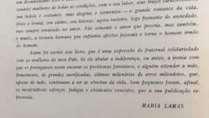 Sara Barros Leitão Instagram - Há livros que, incompreensivelmente, não são conhecidos. Um deles é "As Mulheres do Meu País", de Maria Lamas. É certo que, a dificuldade em encontrá-lo e o facto de não ser reeditado não contribuem. 
Há quem já tenha ouvido falar dele, mas nunca lhe tenha visto a forma. Há quem saiba que foi editado em fascículos, mas não faça ideia do tamanho, nem das fotografias e das ilustrações que tem. 
É este o livro de que tanto falamos. 
É um livro que faz um retrato das mulheres portuguesas que Maria Lamas encontrou quando viajou de norte, a sul e ilhas, de bloco de notas numa mão e máquina fotográfica na outra. 
Assim termina o parágrafo da introdução: "Assim foi escrito este livro, que é uma expressão de fraternal solidariedade com as mulheres do meu País. Se ele abalar a indiferença, ou antes, a ironia com que os portugueses usam encarar os problemas femininos, e alguém estender a mão, firmemente, às grandes sacrificadas, vítimas milenárias de erros milenários, que, apesar de tudo, continuam a ser as obreiras da vida, bem pequenos foram, afinal, os incalculáveis esforços, fadigas e obstáculos vencidos, que a sua publicação representa. - Maria Lamas". 
No próximo sábado, dia 19 de novembro, das 12h às 17h, vamos ler, em conjunto e em voz alta, todos os excertos possíveis deste livro. 
Vem conhecê-lo, ou traz um exemplar, se o tiveres, para que mais pessoas possam juntar as cabeças e lê-lo em conjunto. 
A participação é gratuita. Podes ler ou podes ouvir. Temos um lugar quente, abrigado, com almofadas, mantas, castanhas e chá. Traz uma merenda para partilharmos nas pausas da leitura. 
Apanha um comboio, combina uma boleia, tira uma tarde para fazeres uma coisa completamente diferente. Vem encontrar-nos e encontrar-te com pessoas que não conheces, e que te poderão desafiar, estimular, questionar. 
O encontro será no fAUNA, o espaço do Teatro da Didascália, em Joane, e está preparado para pessoas com mobilidade reduzida. Há estacionamento à porta e gratuito. As crianças são bem-vindas.
Sabe mais sobre as Heróides - clube do livro feminista em www.cassandra.pt