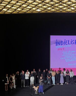 Sara Barros Leitão Instagram - O filme "O Melhor dos Mundos", de Rita Nunes, teve a sua estreia ontem no Indie Lisboa, na competição nacional. 
Passado exactamente um ano e mês após o fim das rodagens, a equipa voltou a reencontrar-se no foyer do Cinema São Jorge. Foi uma noite muito linda, cheia de abraços, reencontros e conversas. 
O melhor dos mundos acontece também quando se junta um projecto do qual nos orgulhamos, uma equipa de que gostamos, e a possibilidade de ter ao meu lado a minha maior companheira, a Pandora, que não só partilha o ecrã comigo para contar esta história, como ontem teve direito à sua primeira estreia no cinema, onde não faltaram fotografias, festinhas e lambidelas às mãos que acabavam de comer um doce ou um salgado, tendo subido também ela ao palco, cheia de classe, e sem estranhar uma plateia praticamente esgotada, logo se deitou de perna cruzada, enfrentando com uma tranquilidade redentora as centenas de pessoas que para ela olhavam.

"O Melhor dos Mundos" será, de novo, exibido dia 1 de junho, às 21h45 no Cinema Ideal. Depois, é só esperar mais uns meses até o podermos ver nas salas de cinema de todo o país. 

A primeira fotografia é do @leandrophgomes, a segunda é do @bennygalmeida e a última é o cartaz do filme.