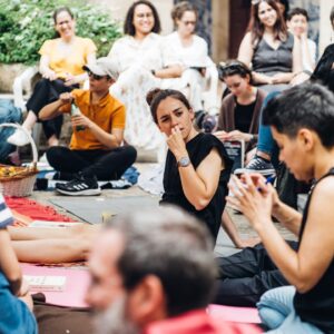 Sara Barros Leitão Instagram - Um dia sonhei em ter pertencer a um clube do livro, onde as pessoas se reuniam para falar sobre os livros que andavam a ler. 
Depois, recebi um prémio no valor de 5000€ e resolvi criar um. Já dava para pagar uma mensalidade Zoom, pagar o design, um site para receber inscrições, e a pessoas para trabalharem nele. 
Hoje, quase dois anos depois, as Heróides - clube do livro feminista é maior do que o que alguma vez sonhei. 
Reunimo-nos no último sábado de cada mês. Juntam-se pessoas de todo o mundo. São centenas. Muitas falam, outras só escutam, todas podem participar. 
Discutimos, conversamos, ouvimos, tentamos compreender, discordamos, aceitamos a discórdia, e levamo-la connosco para nos dar outras formas de olhar o mundo e, com isso, compreender melhor o outro. 
Queria poder pertencer a uma comunidade em que pudesse conversar, por exemplo, sobre os enormes protestos que acontecem no Irão neste momento. Queria fazer perguntas a quem sabe mais do que eu sobre esse assunto, e não queria que as minhas perguntas fossem mal interpretadas, afinal, são coisas sobre as quais nunca pensei, nunca vi, nunca me acontecerão. 
Então, entusiasma-me saber que a próxima sessão é já no sábado, e que a convidada é a Faranaz Keshavjee. Claro que tremo só de pensar que ela aceitou estar connosco, e saltei de felicidade quando ela nos sugeriu um livro de uma das minhas autoras preferidas. 
Esta será a primeira vez que as Heróides lerão uma novela gráfica. O livro chama-se "Bordados", e é de Marjane Satrapi, a mesma autora de "Persepólis". 
A partir dele, passaremos duas horas a conversar sobre o Irão, as Iranianas, os protestos, os desejos, a opressão, a religião, os extremismos, as questões de género, as diferenças entre o que é, e o que achamos que é. 
As inscrições estão abertas, ainda há vagas, a participação é gratuita, e podes só ficar a escutar, se preferires. 
Podes vir só a esta sessão, ou podes juntar-te a nós nas próximas. 
Podes nunca ter feito parte de um clube do livro, e podes nem sequer ter lido este livro. 
Junta-te, estamos aqui: www.cassandra.pt/heroides