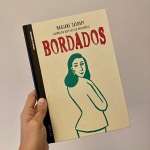 Sara Barros Leitão Instagram - Um dia sonhei em ter pertencer a um clube do livro, onde as pessoas se reuniam para falar sobre os livros que andavam a ler. 
Depois, recebi um prémio no valor de 5000€ e resolvi criar um. Já dava para pagar uma mensalidade Zoom, pagar o design, um site para receber inscrições, e a pessoas para trabalharem nele. 
Hoje, quase dois anos depois, as Heróides - clube do livro feminista é maior do que o que alguma vez sonhei. 
Reunimo-nos no último sábado de cada mês. Juntam-se pessoas de todo o mundo. São centenas. Muitas falam, outras só escutam, todas podem participar. 
Discutimos, conversamos, ouvimos, tentamos compreender, discordamos, aceitamos a discórdia, e levamo-la connosco para nos dar outras formas de olhar o mundo e, com isso, compreender melhor o outro. 
Queria poder pertencer a uma comunidade em que pudesse conversar, por exemplo, sobre os enormes protestos que acontecem no Irão neste momento. Queria fazer perguntas a quem sabe mais do que eu sobre esse assunto, e não queria que as minhas perguntas fossem mal interpretadas, afinal, são coisas sobre as quais nunca pensei, nunca vi, nunca me acontecerão. 
Então, entusiasma-me saber que a próxima sessão é já no sábado, e que a convidada é a Faranaz Keshavjee. Claro que tremo só de pensar que ela aceitou estar connosco, e saltei de felicidade quando ela nos sugeriu um livro de uma das minhas autoras preferidas. 
Esta será a primeira vez que as Heróides lerão uma novela gráfica. O livro chama-se "Bordados", e é de Marjane Satrapi, a mesma autora de "Persepólis". 
A partir dele, passaremos duas horas a conversar sobre o Irão, as Iranianas, os protestos, os desejos, a opressão, a religião, os extremismos, as questões de género, as diferenças entre o que é, e o que achamos que é. 
As inscrições estão abertas, ainda há vagas, a participação é gratuita, e podes só ficar a escutar, se preferires. 
Podes vir só a esta sessão, ou podes juntar-te a nós nas próximas. 
Podes nunca ter feito parte de um clube do livro, e podes nem sequer ter lido este livro. 
Junta-te, estamos aqui: www.cassandra.pt/heroides
