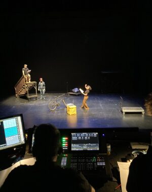 Sara Barros Leitão Instagram - Memórias de uma viagem a Barcelona para encenar uma leitura de um texto que escrevi para o Teatro Nacional da Catalunha. 

Este ano, foi Portugal o país escolhido pelo Teatro Nacional da Catalunha para se apresentar na Dramaturgia Emergente Europeia. Passei uma semana em Barcelona, guiada pela mão conhecedora do Manuel Tur, que encenou uma leitura do texto da Joana Craveiro, "Viagem a Portugal", enquanto eu encenava uma leitura do texto que escrevi propositadamente para este momento, "Regras para um beijo". É difícil descrever o quão bem recebidos fomos. Tínhamos um palco e uma equipa à nossa espera, e pudemos criar as leituras à escala do que éramos capazes de imaginar. Não fomos comedidos no amor que entregámos aos nossos atores, que confiaram em nós, na nossa direção e, no meu caso, que gentilmente me ofereceram a oportunidade de ouvir pela primeira vez o meu texto nas vozes de outros. Assim como entregámos parte do nosso coração e da nossa gratidão a toda a equipa que nos acolheu, que nos escutou, que assistiu atentamente a todos os ensaios, que imaginou soluções e antecipou problemas. O companheirismo, dedicação e rigor do Adrià Pinar foi essencial. Entrou nas nossas cabeças e transformou em luz, som e cenário a forma das nossas ideias. 

A par disso, há mais uma coleção de fotografias que não partilho aqui, mas que me acompanharão na memória de uma viagem maravilhosa. Visitámos a Sala Beckett, vimos um espetáculo brilhante no Teatre Lliure, comemos muito Ramen, batatas bravas e anchovas, vimos uma exposição sobre o SAAL e sobre processos semelhantes em Espanha e Itália nos pós-didaturas, caminhámos muito, fomos legalmente assaltados quando descobrimos o preço do brunch que acabáramos de comer, comprámos livros de teatro, conversámos sobre teatro e sobre a vida, aprendi palavras em catalão e ensinei palavras em português.

E tive muita sorte de poder partilhar toda esta experiência com o Manel, com quem aprendi sem que ele soubesse, enquanto o via a trabalhar, a encenar, a dirigir e a criar. 

O meu texto imaginava o que os fantasmas faziam nos teatros vazios. Mas é mesmo bom quando podemos chateá-los e preencher os teatros de pessoas e ideias.