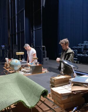 Sara Barros Leitão Instagram - Memórias de uma viagem a Barcelona para encenar uma leitura de um texto que escrevi para o Teatro Nacional da Catalunha. 

Este ano, foi Portugal o país escolhido pelo Teatro Nacional da Catalunha para se apresentar na Dramaturgia Emergente Europeia. Passei uma semana em Barcelona, guiada pela mão conhecedora do Manuel Tur, que encenou uma leitura do texto da Joana Craveiro, "Viagem a Portugal", enquanto eu encenava uma leitura do texto que escrevi propositadamente para este momento, "Regras para um beijo". É difícil descrever o quão bem recebidos fomos. Tínhamos um palco e uma equipa à nossa espera, e pudemos criar as leituras à escala do que éramos capazes de imaginar. Não fomos comedidos no amor que entregámos aos nossos atores, que confiaram em nós, na nossa direção e, no meu caso, que gentilmente me ofereceram a oportunidade de ouvir pela primeira vez o meu texto nas vozes de outros. Assim como entregámos parte do nosso coração e da nossa gratidão a toda a equipa que nos acolheu, que nos escutou, que assistiu atentamente a todos os ensaios, que imaginou soluções e antecipou problemas. O companheirismo, dedicação e rigor do Adrià Pinar foi essencial. Entrou nas nossas cabeças e transformou em luz, som e cenário a forma das nossas ideias. 

A par disso, há mais uma coleção de fotografias que não partilho aqui, mas que me acompanharão na memória de uma viagem maravilhosa. Visitámos a Sala Beckett, vimos um espetáculo brilhante no Teatre Lliure, comemos muito Ramen, batatas bravas e anchovas, vimos uma exposição sobre o SAAL e sobre processos semelhantes em Espanha e Itália nos pós-didaturas, caminhámos muito, fomos legalmente assaltados quando descobrimos o preço do brunch que acabáramos de comer, comprámos livros de teatro, conversámos sobre teatro e sobre a vida, aprendi palavras em catalão e ensinei palavras em português.

E tive muita sorte de poder partilhar toda esta experiência com o Manel, com quem aprendi sem que ele soubesse, enquanto o via a trabalhar, a encenar, a dirigir e a criar. 

O meu texto imaginava o que os fantasmas faziam nos teatros vazios. Mas é mesmo bom quando podemos chateá-los e preencher os teatros de pessoas e ideias.