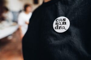 Sara Barros Leitão Instagram - Há 4 anos, estávamos em plena pandemia e confinamentos. Não saíamos de casa há cerca de dois meses e era também esse o tempo que contava sem ir ao teatro, sem fazer teatro, sem falar sobre teatro, sem ensaiar, sem conversar com colegas nas pausas, sem emprestar livros nem ter livros emprestados. 
Entre confinamentos e medidas de emergência, conseguimos agendar uma vaga numa Conservatória para entregar a ata da fundação de uma cooperativa cultural chamada Cassandra, no dia 21 de maio de 2020. 
Faz amanhã 4 anos que tudo isto se começou a tornar real: criar uma equipa, encontrar formas de financiamento, contratos de trabalho, um clube do livro, uma comunidade de centenas de pessoas à volta da leitura, criar os nossos espetáculos, circular por todo o país, levá-los a três continentes, calendarizar longos meses de pesquisa e ensaios, arranjar um lugar para trabalhar, fazer desse lugar casa, pintar, lavar, aprender a fazer cimento, ter insónias quando o dinheiro não é suficiente, emocionar-nos quando somos capazes, e, no futuro, ter uma livraria com um catálogo feminista de curadoria colectiva, onde reunimos sugestões de leitura de centenas de pessoas. 

Ao peito, do lado do coração, mas sobretudo, do lado esquerdo, a Cassandra, onde cabem todas as dezenas pessoas que trabalharam connosco nestes últimos 4 anos, todas as que nos ajudaram, as que emprestaram coisas, as que ofereceram, as que deram a sua força de trabalho, os seus tempos livres, os seus donativos, as suas conversas, o seu empenho, a sua dedicação, todas as que nos disseram como podíamos fazer melhor e nos desculparam quando não correu tão bem, as que se juntam mensalmente no nosso lindo clube de leitura e que nos desafiam a pensar diferente. 
Sobretudo, cabem aquelas que diariamente trabalham para que tudo isto seja possível: que aguentam montagens, digressões, pânicos e sonhos. 

E, dentro dessas, a duas cujo nome rima: à Susana e à Mariana, para quem as palavras não são suficientes. 

Amanhã é dia de aniversário. A nossa casa estará aberta das 8h às 20h, a livraria (em construção) terá tudo com 10% de desconto, e haverá um sorteio de convites para próximo espetáculo. Sopramos vela​s às 19h. 
Aparece!