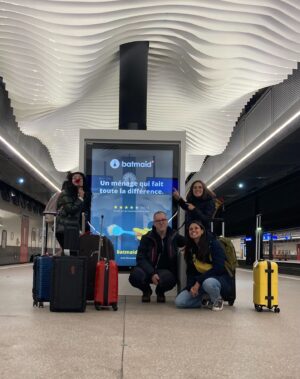 Sara Barros Leitão Instagram - Quase parece um sonho. 
Criámos a Cassandra há quatro anos, e hoje, a equipa divide-se, pela primeira vez, para apresentar dois espetáculos em duas cidades de dois países diferentes, praticamente ao mesmo tempo. 
“Guião para um país possível” é apresentado hoje em Santarém, no Teatro da Bandeira, no dia seguinte aos cinquenta anos desde a revolução, na mesma cidade de onde, cinquenta anos antes, partiam os tanques rumo ao Convento do Carmo, acabando, assim com quarenta e oito anos de ditadura fascista. 
A 1743 km de distância, em Yverdon-les-Bains, na Suiça, outra parte da equipa prepara-se para apresentar “Monólogo de uma mulher chamada Maria com a sua patroa”, de forma a comemorar o 25 de abril numa das cidades suíças com mais emigrantes portugueses, em que a profissão predominante é a de empregada doméstica, num dia em que estas trabalhadoras terão um encontro para falar sobre a sua profissão, e irão também assistir ao espetáculo à noite. A partir das 17h de amanhã, o foyer do Thèâtre Benno Besson será ocupado por caldo verde, vinho e rosquinhas, para quem quiser aparecer mais cedo e falar português. 

Neste preciso momento, a Cassandra tem nove pessoas na estrada, todas com um contrato, a assegurar estas duas digressões. Se há quatros anos imaginávamos que isto seria possível!
Nenhuma destas equipas conseguiu passar o 25 de abril na rua, mas não nos faltaram cravos e músicas, enquanto preparávamos estas apresentações para quem se quiser juntar a outras formas de comemorar abril: a ver um teatro livre como este que conquistaram para nós.