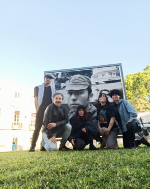 Sara Barros Leitão Instagram - Quase parece um sonho. 
Criámos a Cassandra há quatro anos, e hoje, a equipa divide-se, pela primeira vez, para apresentar dois espetáculos em duas cidades de dois países diferentes, praticamente ao mesmo tempo. 
“Guião para um país possível” é apresentado hoje em Santarém, no Teatro da Bandeira, no dia seguinte aos cinquenta anos desde a revolução, na mesma cidade de onde, cinquenta anos antes, partiam os tanques rumo ao Convento do Carmo, acabando, assim com quarenta e oito anos de ditadura fascista. 
A 1743 km de distância, em Yverdon-les-Bains, na Suiça, outra parte da equipa prepara-se para apresentar “Monólogo de uma mulher chamada Maria com a sua patroa”, de forma a comemorar o 25 de abril numa das cidades suíças com mais emigrantes portugueses, em que a profissão predominante é a de empregada doméstica, num dia em que estas trabalhadoras terão um encontro para falar sobre a sua profissão, e irão também assistir ao espetáculo à noite. A partir das 17h de amanhã, o foyer do Thèâtre Benno Besson será ocupado por caldo verde, vinho e rosquinhas, para quem quiser aparecer mais cedo e falar português. 

Neste preciso momento, a Cassandra tem nove pessoas na estrada, todas com um contrato, a assegurar estas duas digressões. Se há quatros anos imaginávamos que isto seria possível!
Nenhuma destas equipas conseguiu passar o 25 de abril na rua, mas não nos faltaram cravos e músicas, enquanto preparávamos estas apresentações para quem se quiser juntar a outras formas de comemorar abril: a ver um teatro livre como este que conquistaram para nós.