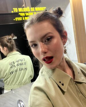 Sára Korbelová Instagram - Sex O’Clock premiéra.
Naše family.
A velké díky Vám všem. 💛

…see you… soon? 😉

Outfit by: @basic_blonded ⭐️
Bundička by: @robinvesely___ ❤️‍🔥
•
#sexoclock #premiera #teasemepleaseme
