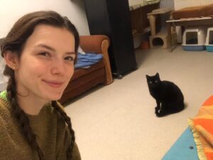 Sára Korbelová Instagram - Pár momentek z dobrovolničení pro @utulekkocourfelix !🐱🐾 Vymalovaly jsme několik pokojíčků a pokecaly se sestrami (jakože jsme taky kočky, chápeš 😉😂). Nicméně útulek potřebuje pomoc i tak - na stránkách mají wishlist se žrádlem a všemi potřebnými věcmi, aby mohli kočky a kocoury řádně zaopatřit. Tak se tam, prosím, mrkněte. 💛 Pac a pusu!
•
Jo a kočka na poslední fotce se taky jmenuje Sára. 😉 A můžete si ji stále ještě adoptovat! 💛
•
#volunteering #utulekkocourfelix #help