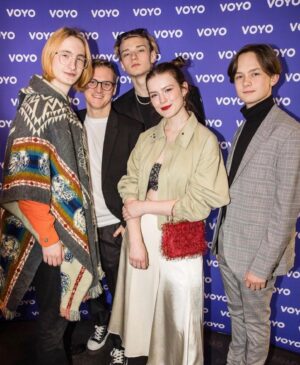 Sára Korbelová Instagram - Sex O’Clock premiéra.
Naše family.
A velké díky Vám všem. 💛

…see you… soon? 😉

Outfit by: @basic_blonded ⭐️
Bundička by: @robinvesely___ ❤️‍🔥
•
#sexoclock #premiera #teasemepleaseme