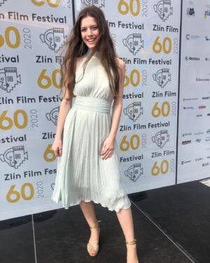Sára Korbelová Instagram - Tyhle šatičky! 🌟❄️💛
Na letošní Zlín film festival jsem si chtěla vzít nějaké opravdu fantastické šatičky (už jenom proto, že tam měl můj brácha Eliáš velkou premiéru). A našla jsem je v @pietro_filipi , kam jsem prvotně vůbec neplánovala jít, ale nakonec se tam na první pohled zamilovala. 💛 Cítila jsem se v těhle “Elsových” jako princezna, zároveň pohodlně a navíc vypadaly po celém dni nošení stejně, jako ráno, takže jsem vůbec nemusela řešit, že by se zmuchlaly při sezení v kině nebo  tak - na filmovém festivalu EXTRÉMNĚ PRAKTICKÁ VĚC. Takže jenom dávám heads up, že kdybyste někdo hledal famózní outfit, ve kterém se budete cítit skvěle a pohodlně, mám ozkoušeno a věřím, že ho najdete právě tady! ✨😄💛
•
#newdress #feelingfabulous #pietrofilipi