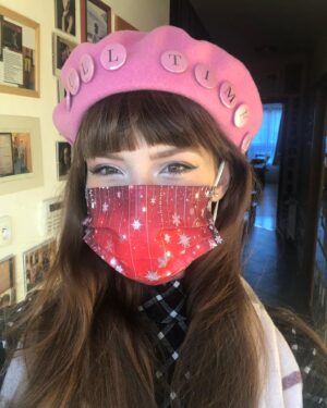 Sára Korbelová Instagram - Vánoční spice a #fulltimediva baret. Kdo ví, kam jsem takhle cestovala? 😉🌟💛
•
#bangs #frenchgirl #christmasbrunch