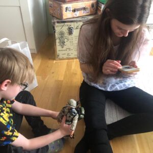 Sára Korbelová Instagram - 1. moje oblíbená zeď ☀️
2. když se máme zabavit spolu, ale každý si tu zábavu představujeme trochu jinak 😂👌
•
#favouriteroom #playtime #siblinglove