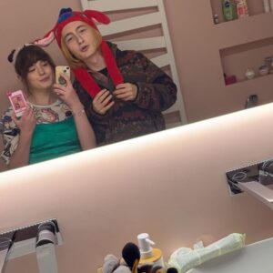 Sára Korbelová Instagram - @sexoclockserial appreciation post ❤️‍🔥

BTS: unlocked 🔓
  na konci takzvané Kinder surprise 😏🥚🍬
•
#sexoclock #emaanenska #bts