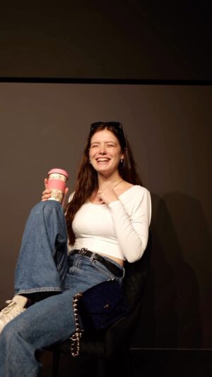 Sára Korbelová Instagram - Zdraví Vás Míša Dobouvá, hvězda 😎, a zve Vás na představení Casting do @divadlo.nes8 ! 💛☀️✨

Přijďte na nás: 9.5.!!!
Je to boží? Je! 🔥

Autorka a režisérka hry: @marierezlerova 

Hrají: Já 🌼, @sarazwickerova , @terka_pl a @magdalena_prosta 
•
#casting #superstar #divadlones8