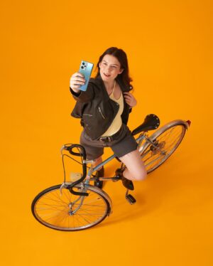 Sára Korbelová Instagram - Ahoj babies! ☀️🫶🚴‍♀️

Připomínám pár posledních dní do 1.10./ konce super akce Xiaomi “back to school”! 🌼

Ke koupi Redmi Note 12 Pro 5G dostanete navíc Redmi A2 jako dárek! 🎁🎉

Tak směle do toho!
•
#xiaomiczech #backtoschool #ad