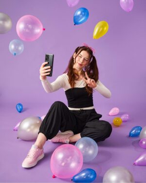 Sára Korbelová Instagram - Hi babies! 🫶 Doufám, že se máte krásně! ☀️ Just dropping in, abych Vám řekla super novinu!

Do 1.10. běží “back to school” akce Xiaomi, kdy k modelu Redmi Note 12 Pro 5G dostanete navíc Redmi A2 jako dárek! 🎁🎉 Není to amazing?! ✨ Rozhodně na to mrkněte. Je to bomba. 

Tak zatím čágo bélo a see you soon! 💛💛💛
•
#xiaomi #xiaomizpatkydoskoly #ad