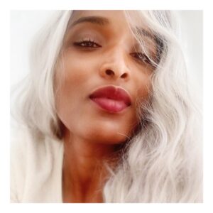 Sara Martins Instagram - Hello there
Long time no see
Winter is coming…be prepared
#white #storm #whitehair #superhero