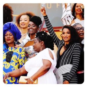 Sara Martins Instagram - 🤰🏾sur les marches !!
Quelle soirée....#bellybump 
Merci @balmain @franckprovostparis 
#balmainarmy 
@diasporact
@noirenestpasmonmetier