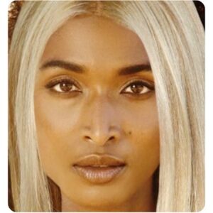 Sara Martins Instagram - Être quelqu’un d’autre 
Being someone else 🧝🏽‍♀️
#beyoncestyle #playfull #sun #blondehair #hairporn