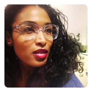 Sara Martins Instagram - New perspective....new glasses 🤓
Thanks @amaury.paris @meslunettesetmoi 
#seethrough #eyewear #bettervision 
#seethefuture #actresslife #narcisse