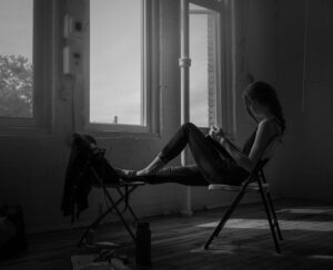 Sara Mitich Instagram - How you’ll find me in between takes. 
Thank you for the candid capture @everittlock 🌟🙏🏻