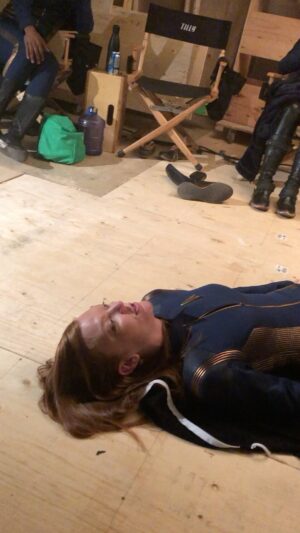 Sara Mitich Instagram - A little #BTS of what usually happened to us in the loopy, late night/early hours of the morning on shoot days. I’m going to guess this was one of our Fraturdays. 

You’ve probably heard these stories, but I thought it’d be fun to share this one that I happened to record starring @couttsemily as the lead in her rendition (and creation) of what I’m calling “Ginger Town.”

Supported vocals by: @albinokid1026 @wcruz73  and Oyin Oladejo.
Laughter and wonder supplemented by: @ronnierowejr @rachael.ancheril, Myself and everyone else who was probably off camera. 

I love this group❤️🖖🏻😂

#startrek #startrekdiscovery #bts 

@startrek @startrekonpplus