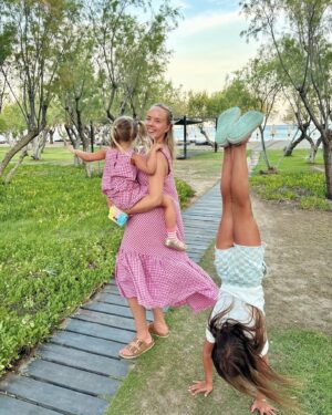 Sara Parikka Instagram - mainos @tuisuomi ARVONTA!⛱️ 

Lomailtiin lasten kanssa Samoksella ekaa kertaa 2017 ja nyt oli ihana palata tänne! 🇬🇷🌞🧡 Blue Star Doryssa Seaside Resort on ihan meidän lemppari. Hotellilla on superkaunis allasalue rannan äärellä, taivaallista ruokaa, leikkipaikka ja paljon tilaa lapsilla juoksennella. Hotellialue on iso ja täällä on kreikkalaisen kylän fiilis 😍

Pythagorionin kylä on kävelymatkan päässä ja siellä on kaunis satama, lukuisia tavernoja, putiikkeja ja kuvan kauniita kujia ✨🇬🇷 

VINKKI! Jos etsit perheelle toimivaa hotellia, niin kannattaa tsekata TUI:n Blue Star -hotellit. Ne sijaitsee aina hyvillä paikoilla, joko lähellä rantaa tai keskellä kaupunkia. Niistä löytyy upeat allasalueet ja henkilökohtainen opaspalvelu hotellilla (useimmiten vieläpä suomen kielellä).

ARVONTA: Kommentoi alle minne TUIn kohteista haluaisit suunnata 😍⛱️ ja nappaa @tuisuomi tili seurantaan niin olet mukana 500€ lahjakortin arvonnassa. Arvon voittajan 3.7 ja ilmoitan asiasta dm-viestillä. Instagram ei osallistu arvontaan. 
 
Blogista löytyy tarkempi postaus meidän reissusta ja vastaukset ig:ssä laitettuihin kysymyksiin ☀️⛱️ Kannattaa lukea postaus ja napata vinkit haltuun! Siellä myös paaaljon ihania lomakuvia 🥰

pssst. Tsekkaa myös TUI:n äkkilähdöt 🙊