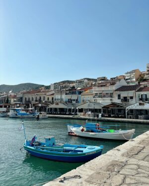 Sara Parikka Instagram - mainos @tuisuomi ARVONTA!⛱️ 

Lomailtiin lasten kanssa Samoksella ekaa kertaa 2017 ja nyt oli ihana palata tänne! 🇬🇷🌞🧡 Blue Star Doryssa Seaside Resort on ihan meidän lemppari. Hotellilla on superkaunis allasalue rannan äärellä, taivaallista ruokaa, leikkipaikka ja paljon tilaa lapsilla juoksennella. Hotellialue on iso ja täällä on kreikkalaisen kylän fiilis 😍

Pythagorionin kylä on kävelymatkan päässä ja siellä on kaunis satama, lukuisia tavernoja, putiikkeja ja kuvan kauniita kujia ✨🇬🇷 

VINKKI! Jos etsit perheelle toimivaa hotellia, niin kannattaa tsekata TUI:n Blue Star -hotellit. Ne sijaitsee aina hyvillä paikoilla, joko lähellä rantaa tai keskellä kaupunkia. Niistä löytyy upeat allasalueet ja henkilökohtainen opaspalvelu hotellilla (useimmiten vieläpä suomen kielellä).

ARVONTA: Kommentoi alle minne TUIn kohteista haluaisit suunnata 😍⛱️ ja nappaa @tuisuomi tili seurantaan niin olet mukana 500€ lahjakortin arvonnassa. Arvon voittajan 3.7 ja ilmoitan asiasta dm-viestillä. Instagram ei osallistu arvontaan. 
 
Blogista löytyy tarkempi postaus meidän reissusta ja vastaukset ig:ssä laitettuihin kysymyksiin ☀️⛱️ Kannattaa lukea postaus ja napata vinkit haltuun! Siellä myös paaaljon ihania lomakuvia 🥰

pssst. Tsekkaa myös TUI:n äkkilähdöt 🙊