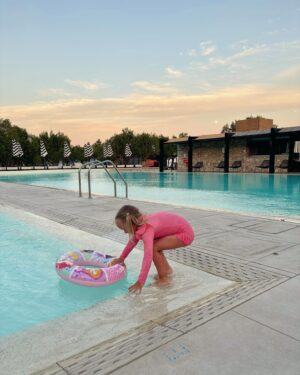 Sara Parikka Instagram - mainos @tuisuomi ARVONTA!⛱️ 

Lomailtiin lasten kanssa Samoksella ekaa kertaa 2017 ja nyt oli ihana palata tänne! 🇬🇷🌞🧡 Blue Star Doryssa Seaside Resort on ihan meidän lemppari. Hotellilla on superkaunis allasalue rannan äärellä, taivaallista ruokaa, leikkipaikka ja paljon tilaa lapsilla juoksennella. Hotellialue on iso ja täällä on kreikkalaisen kylän fiilis 😍

Pythagorionin kylä on kävelymatkan päässä ja siellä on kaunis satama, lukuisia tavernoja, putiikkeja ja kuvan kauniita kujia ✨🇬🇷 

VINKKI! Jos etsit perheelle toimivaa hotellia, niin kannattaa tsekata TUI:n Blue Star -hotellit. Ne sijaitsee aina hyvillä paikoilla, joko lähellä rantaa tai keskellä kaupunkia. Niistä löytyy upeat allasalueet ja henkilökohtainen opaspalvelu hotellilla (useimmiten vieläpä suomen kielellä).

ARVONTA: Kommentoi alle minne TUIn kohteista haluaisit suunnata 😍⛱️ ja nappaa @tuisuomi tili seurantaan niin olet mukana 500€ lahjakortin arvonnassa. Arvon voittajan 3.7 ja ilmoitan asiasta dm-viestillä. Instagram ei osallistu arvontaan. 
 
Blogista löytyy tarkempi postaus meidän reissusta ja vastaukset ig:ssä laitettuihin kysymyksiin ☀️⛱️ Kannattaa lukea postaus ja napata vinkit haltuun! Siellä myös paaaljon ihania lomakuvia 🥰

pssst. Tsekkaa myös TUI:n äkkilähdöt 🙊
