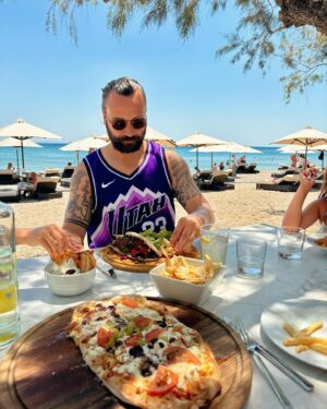 Sara Parikka Instagram - mainos @tuisuomi ARVONTA!⛱️ 

Lomailtiin lasten kanssa Samoksella ekaa kertaa 2017 ja nyt oli ihana palata tänne! 🇬🇷🌞🧡 Blue Star Doryssa Seaside Resort on ihan meidän lemppari. Hotellilla on superkaunis allasalue rannan äärellä, taivaallista ruokaa, leikkipaikka ja paljon tilaa lapsilla juoksennella. Hotellialue on iso ja täällä on kreikkalaisen kylän fiilis 😍

Pythagorionin kylä on kävelymatkan päässä ja siellä on kaunis satama, lukuisia tavernoja, putiikkeja ja kuvan kauniita kujia ✨🇬🇷 

VINKKI! Jos etsit perheelle toimivaa hotellia, niin kannattaa tsekata TUI:n Blue Star -hotellit. Ne sijaitsee aina hyvillä paikoilla, joko lähellä rantaa tai keskellä kaupunkia. Niistä löytyy upeat allasalueet ja henkilökohtainen opaspalvelu hotellilla (useimmiten vieläpä suomen kielellä).

ARVONTA: Kommentoi alle minne TUIn kohteista haluaisit suunnata 😍⛱️ ja nappaa @tuisuomi tili seurantaan niin olet mukana 500€ lahjakortin arvonnassa. Arvon voittajan 3.7 ja ilmoitan asiasta dm-viestillä. Instagram ei osallistu arvontaan. 
 
Blogista löytyy tarkempi postaus meidän reissusta ja vastaukset ig:ssä laitettuihin kysymyksiin ☀️⛱️ Kannattaa lukea postaus ja napata vinkit haltuun! Siellä myös paaaljon ihania lomakuvia 🥰

pssst. Tsekkaa myös TUI:n äkkilähdöt 🙊